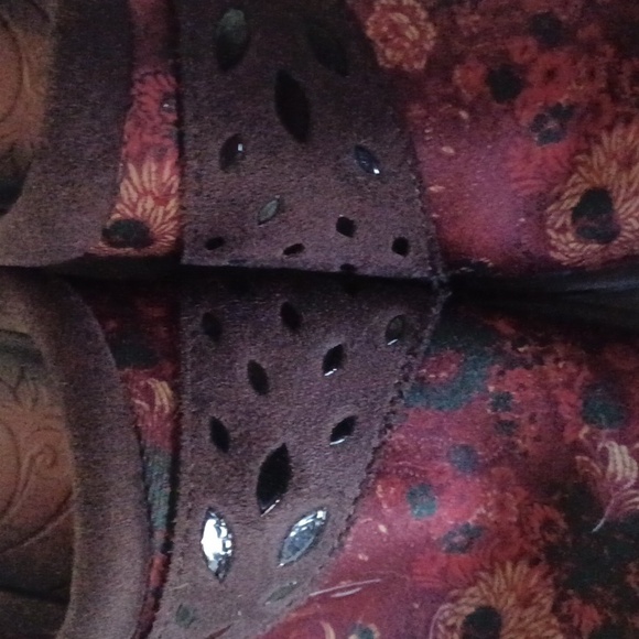 BZees, Womens, Red Floral Brocade Clogs Sz. 9.5 M. - Picture 7 of 7